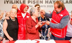 Türk Kızılay’dan Deprem Bölgesinde Anneler Günü Kutlaması