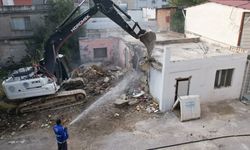 AKDENİZ’DE AĞIR HASARLI BİNANIN KONTROLLÜ YIKIMI GERÇEKLEŞTİ