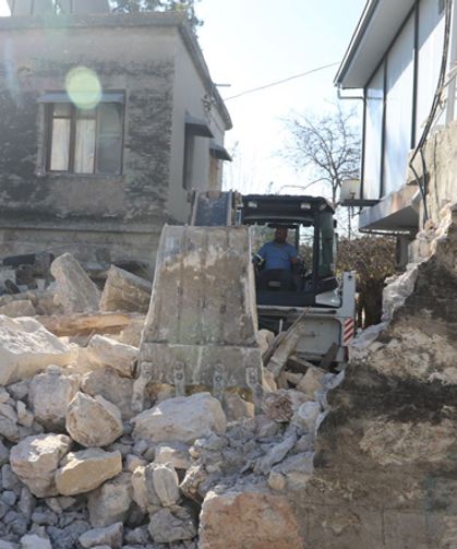 Akdeniz’de Harabeye Dönen Yapı Kontrollü Şekilde Yıkıldı