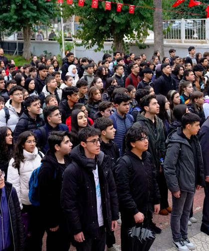 Öğrenciler, Öğretmenler Saygı Duruşunda Bulundular