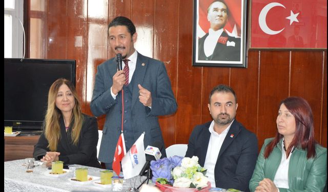 OĞUZCAN, “HALKIMIZA HİZMETKÂR OLMAK İÇİN ADAY ADAYIYIM”