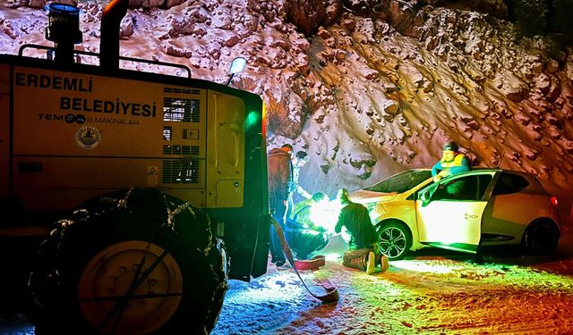 Araçta Mahsur Kalan 2 Kişi 4 Saatte Kurtarıldı