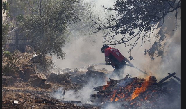 MERSİN İTFAİYESİ HAVA SICAKLIĞININ YARATTIĞI YANGINLARA DİKKAT ÇEKTİ