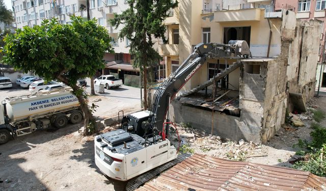 AKDENİZ’DE METRUK BİNALARLA MÜCADELE SÜRÜYOR