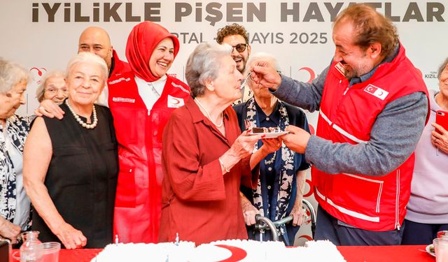 Türk Kızılay’dan Deprem Bölgesinde Anneler Günü Kutlaması