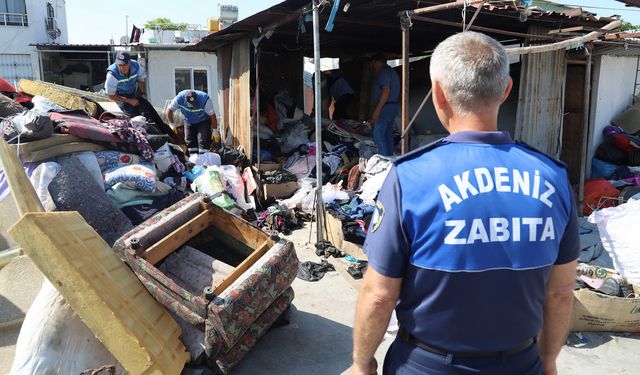 Evden 2 Kamyon Dolusu Atık Çıkarıldı