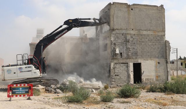 Çay Mahallesi’nde Terk Edilmiş 3 Katlı Yapının Yıkımı Tamamlandı