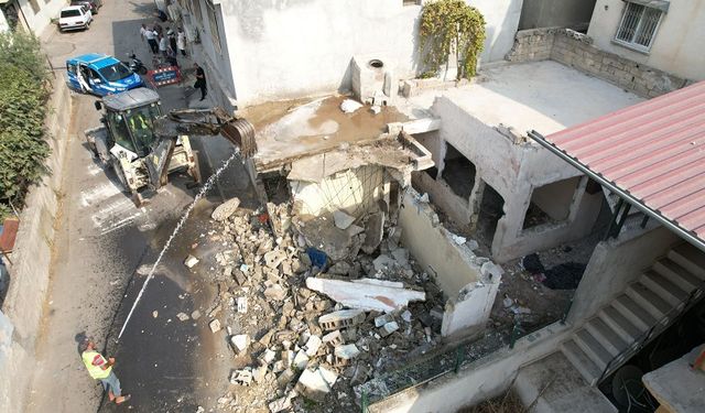 Gündoğdu Mahallesi’ndeki Metruk Bina Yıkıldı