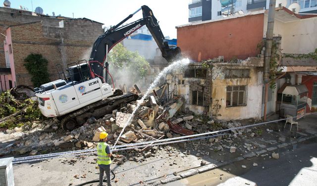 Barış Mahallesi’ndeki Metruk Binanın Kontrollü Yıkımı Gerçekleşti