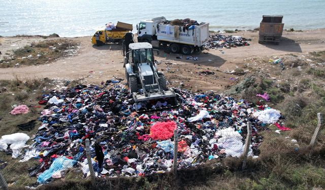 Karaduvar Sahiline Dökülen Tonlarca Giysi Ve Tekstil Atığı Toplandı