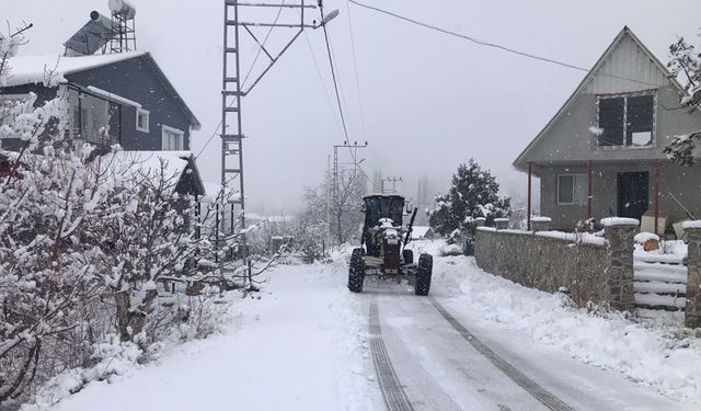 Toroslar Belediyesinden Karla Kapanan Yollara Hızlı Müdahale