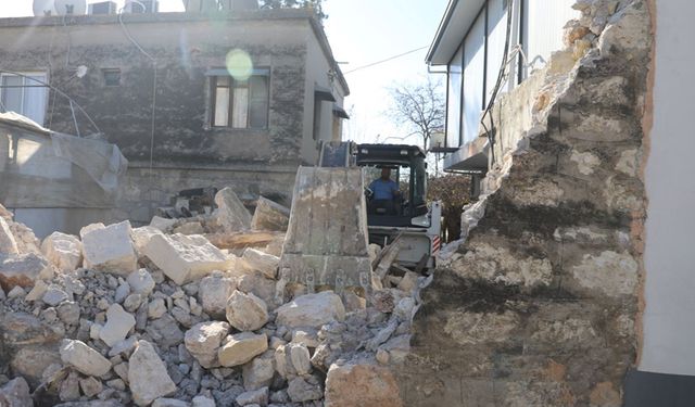 Akdeniz’de Harabeye Dönen Yapı Kontrollü Şekilde Yıkıldı