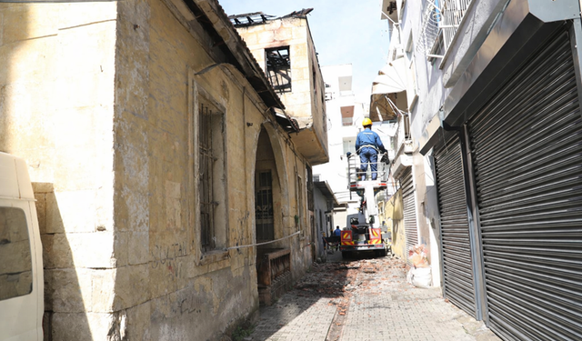 Yangında Zarar Gören Tarihi Mersin Evinin Çatısı Temizlendi