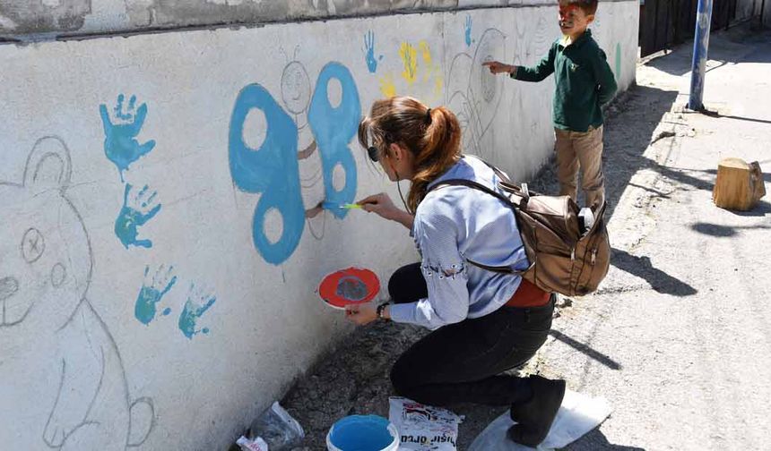 Tarsus Böğrüeğri İlkokulunun Dış Cephesi Çocuklara Yönelik Boyandı