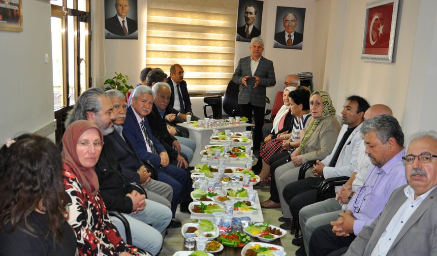 MHP’liler Çiğ Köfte Eşliğinde Türkü Söylediler