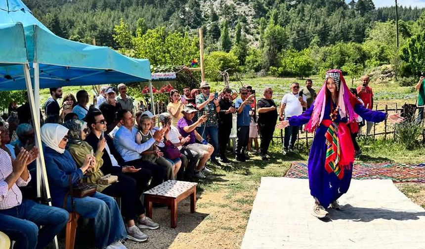“Nazan’ın Çeyiz Sandığı” Defilesi Sanatseverleri Büyüledi