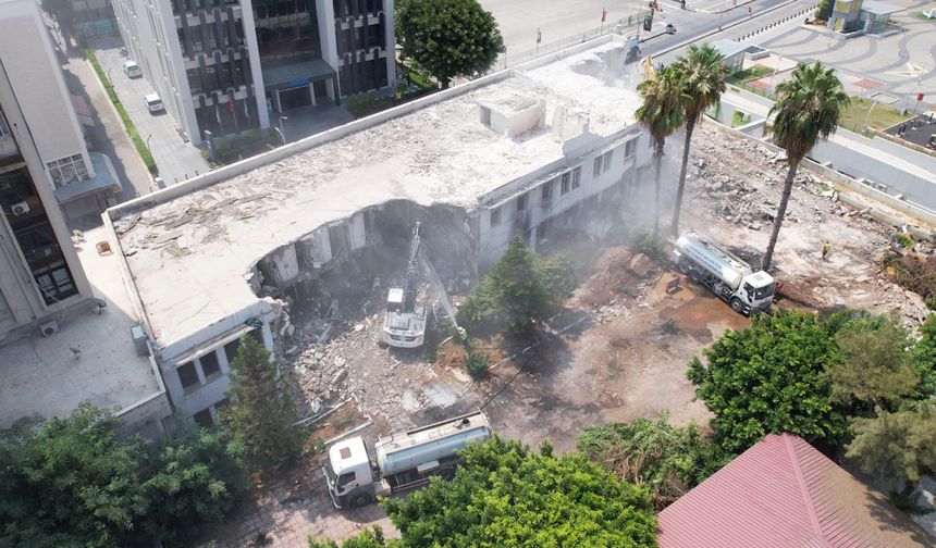 Mersin Öğretmenevi’nin Kontrollü Yıkımı Gerçekleşti
