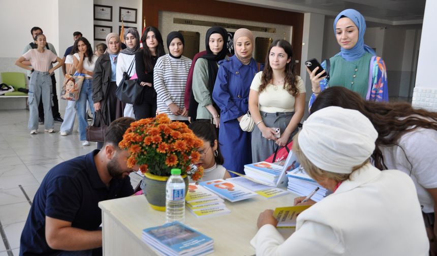 Üniversiteli Öğrencilere Kitaplarını İmzaladı