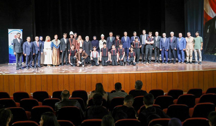 Mersin Valisi Atilla Toros, Tiyatro Gösterisine Katıldı