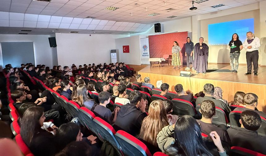 Akdenizli Ögrencilerden “Madde Bağımlılığı Konulu” Tiyatroya Büyük İlgi