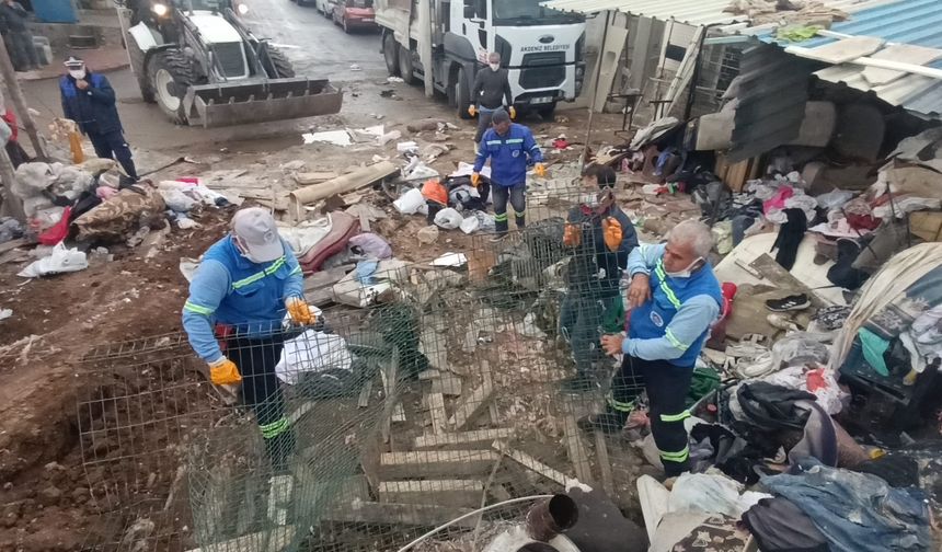 Akdeniz İlçesinde Çöp Evi Belediye Ekipleri Temizledi