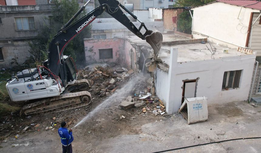 AKDENİZ’DE AĞIR HASARLI BİNANIN KONTROLLÜ YIKIMI GERÇEKLEŞTİ