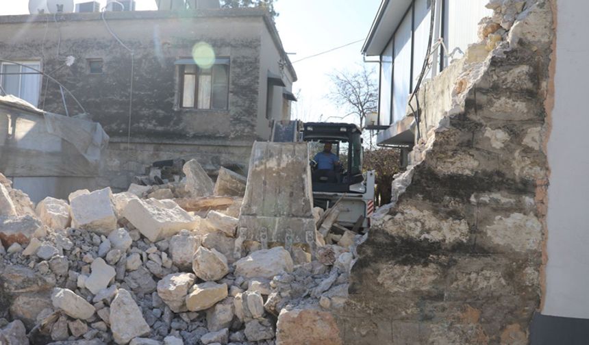 Akdeniz’de Harabeye Dönen Yapı Kontrollü Şekilde Yıkıldı