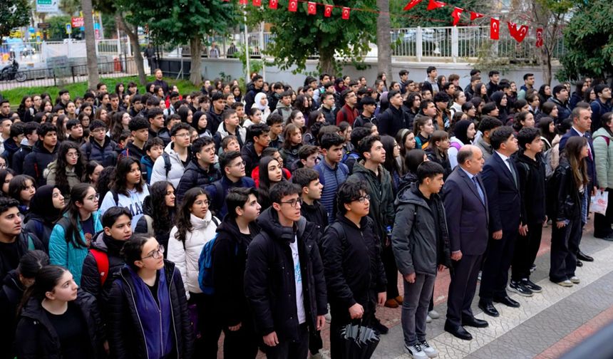 Öğrenciler, Öğretmenler Saygı Duruşunda Bulundular