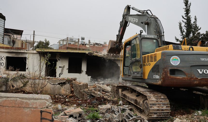 Toroslar’da Metruk Yapılar Yıkılıyor