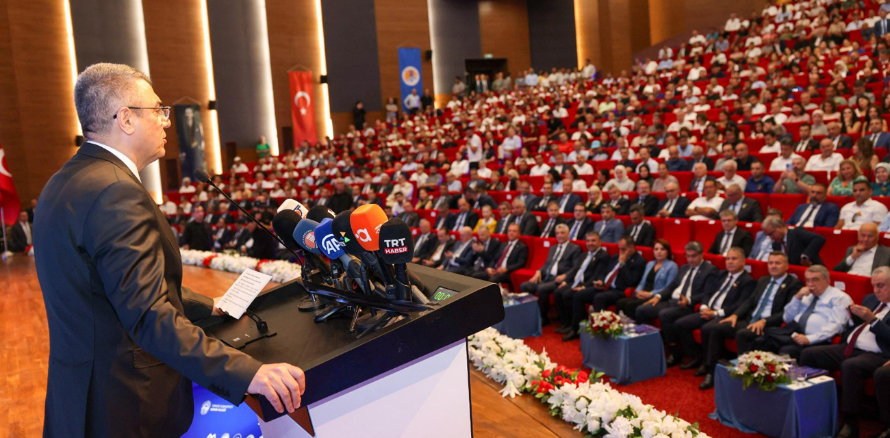 Bakan Ömer Bolat ve Vali Atilla Toros Mersin Ekonomi Zirvesi'ne Katıldı