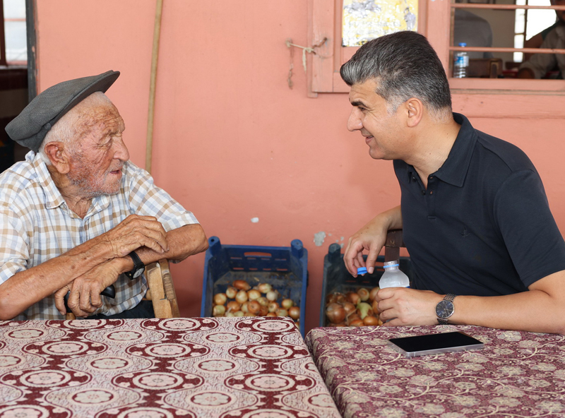 Yol çalışmalarını inceledi, mahalle sakinlerini dinledi