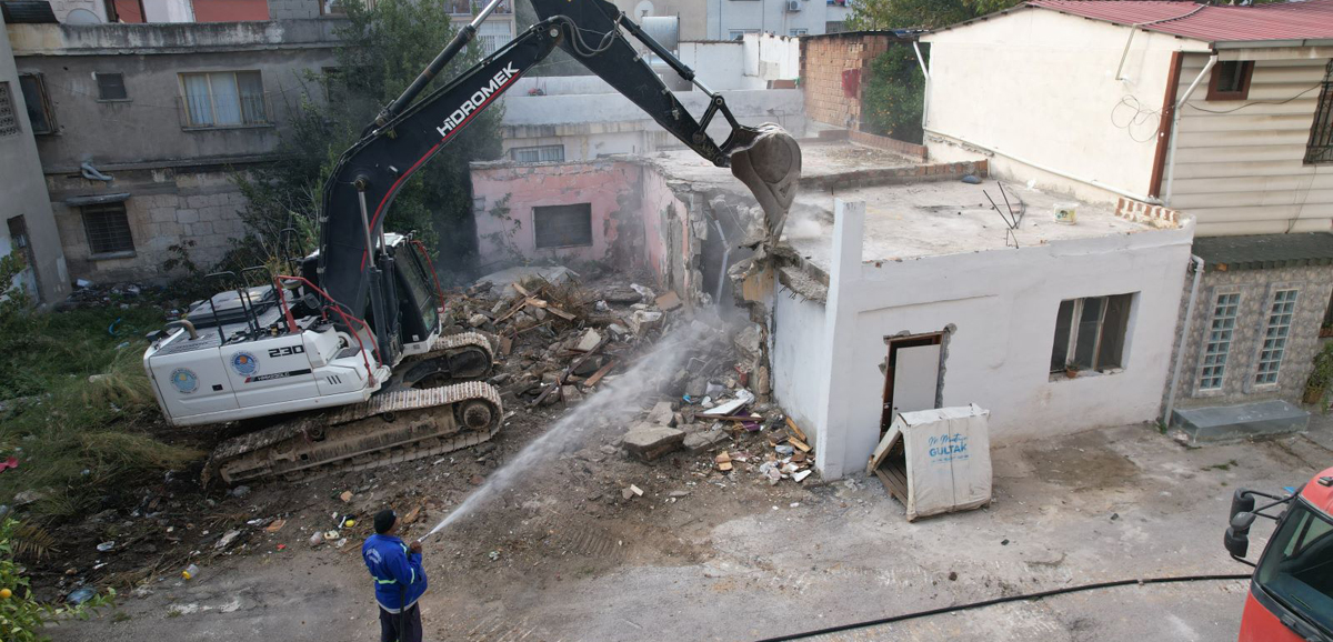 AKDENİZ’DE AĞIR HASARLI BİNANIN KONTROLLÜ YIKIMI GERÇEKLEŞTİ