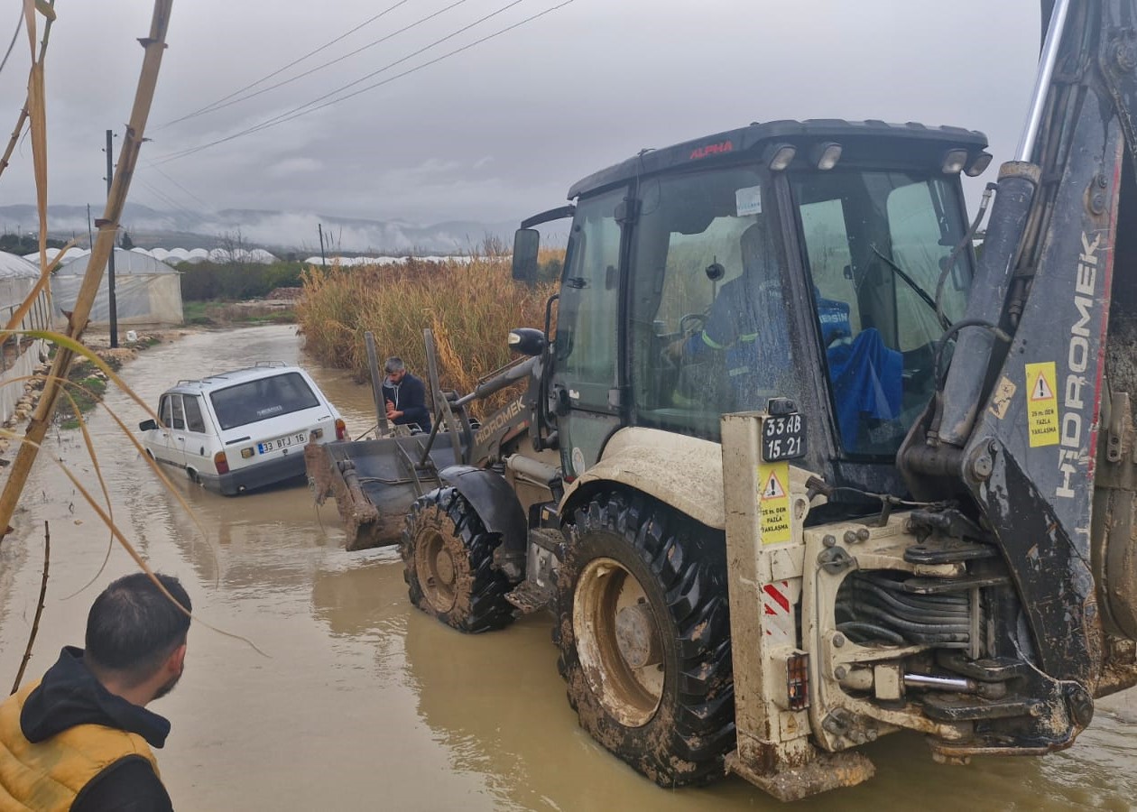 Akdeniz’de Yağışlara Anında Müdahale: Kırsal Mahallelerde Yoğun Çalışma