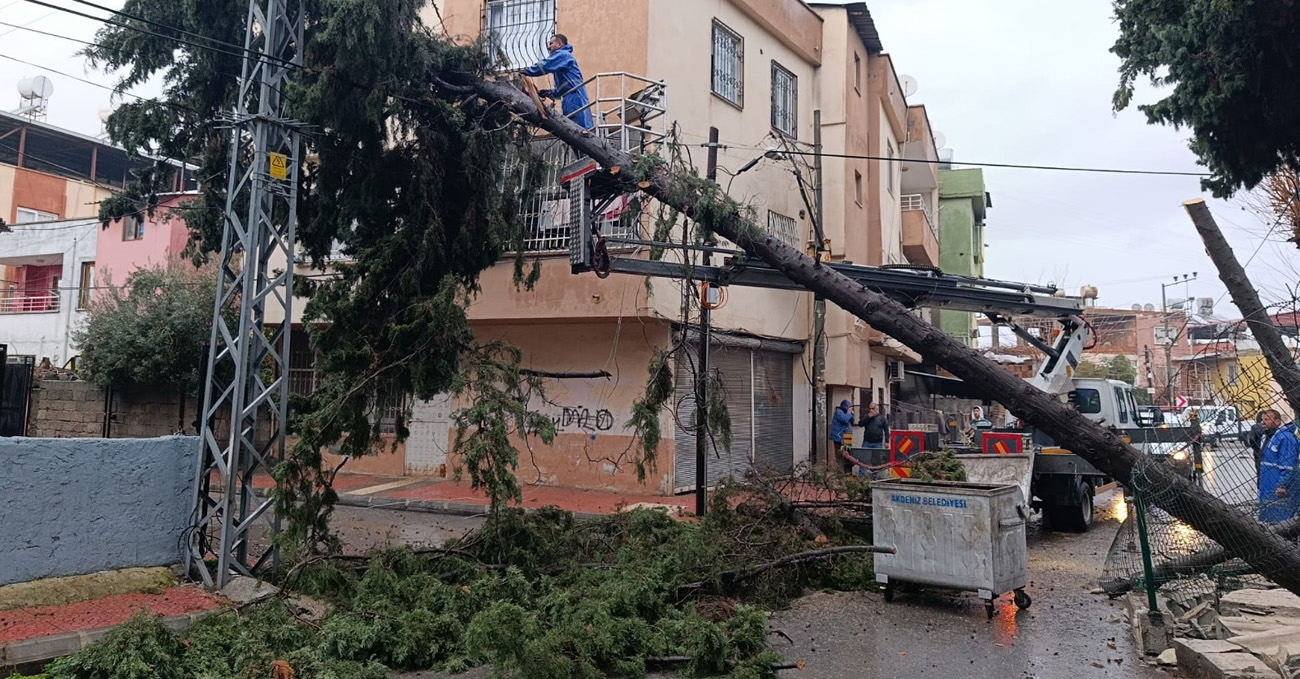 Akdeniz Belediyesi Yağışla Mücadelesini Gün Boyu Sürdürdü