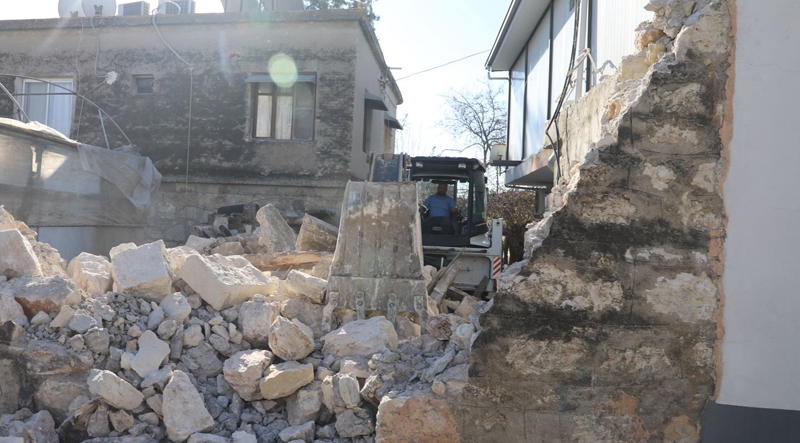 Akdeniz’de Harabeye Dönen Yapı Kontrollü Şekilde Yıkıldı