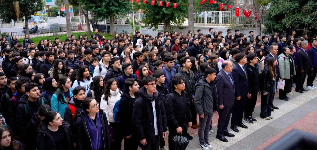 Öğrenciler, Öğretmenler Saygı Duruşunda Bulundular